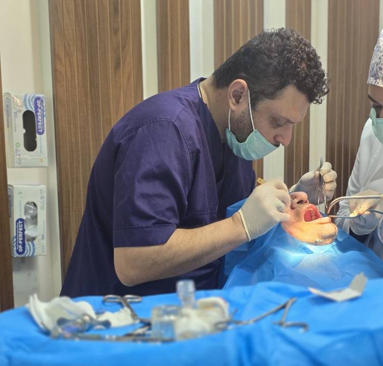 دکتر مهدی شهرزاد هنگام درمان دندانپزشکی با همراهی دستیار